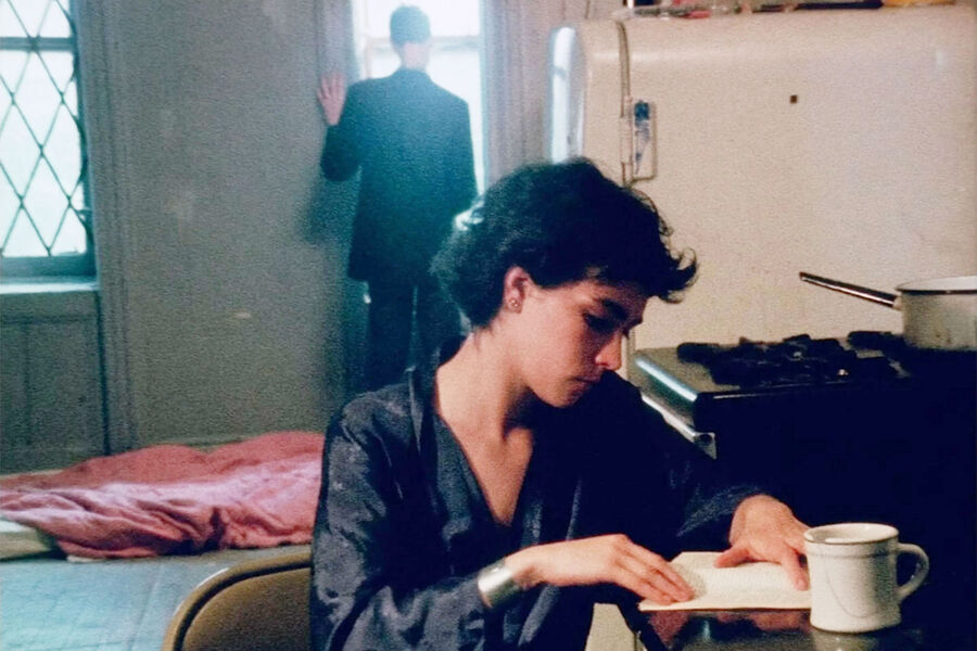 <b>«Отпуск без&nbsp;конца» (Permanent Vacation), реж. Джим Джармуш</b>
<br><br>
<b>Где и когда смотреть:</b> в&nbsp;кино &mdash; с&nbsp;11 декабря
<br><br>
Ретроспектива полнометражного дебюта Джима Джармуша про&nbsp;молодого хипстера, который блуждает в&nbsp;поисках лучшей жизни по&nbsp;нью-йоркскому даунтауну и встречает его причудливых обитателей. Прокат станет разогревом перед&nbsp;релизом новой картины мастера «Отец, мать, сестра, брат», взявшей главный приз на&nbsp;82-м Венецианском кинофестивале; ее выход назначен на&nbsp;1 января.