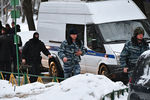 Сотрудники правоохранительных органов на Ельнинской улице на западе Москвы, 27 декабря 2016 года