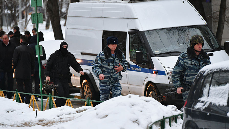 Сотрудники правоохранительных органов на Ельнинской улице на западе Москвы, 27 декабря 2016 года