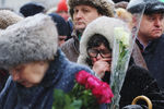 Люди около входа в МХТ имени Чехова во время церемонии прощания с Олегом Табаковым, 15 марта 2018 года
