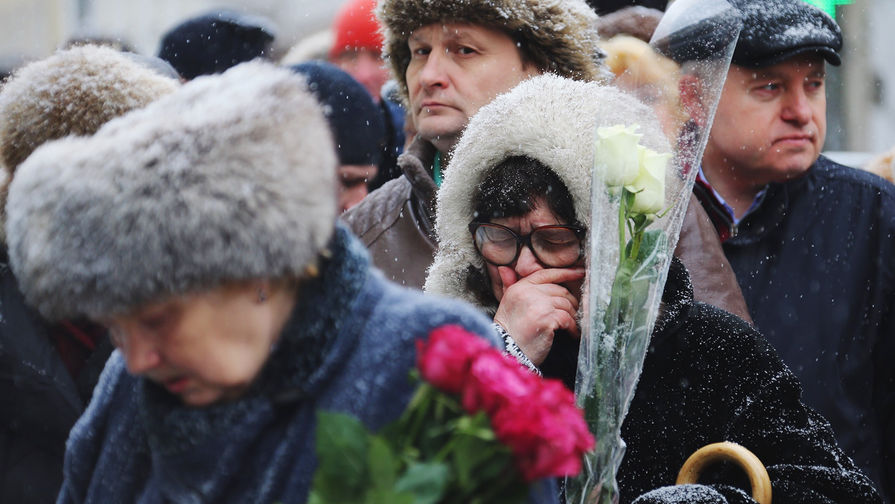 Люди около входа в МХТ имени Чехова во время церемонии прощания с Олегом Табаковым, 15 марта 2018 года