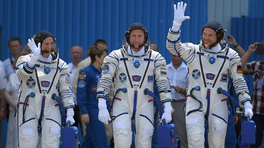 Астронавт NASA Серена Ауньон, космонавт Роскосмоса Сергей Прокопьев и представитель Европейского космического агентства Александер Герст (слева направо) во время церемонии проводов перед&nbsp;запуском корабля &laquo;Союз МС-09&raquo; на&nbsp;космодроме Байконур