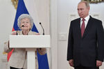 Президент ГМИИ имени А.C. Пушкина Ирина Антонова и президент России Владимир Путин во время церемонии вручения государственных премий за выдающиеся заслуги, 12 июня 2018 года