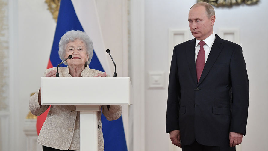 Президент ГМИИ имени А.C. Пушкина Ирина Антонова и президент России Владимир Путин во время церемонии вручения государственных премий за&nbsp;выдающиеся заслуги, 12 июня 2018 года