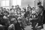 Итальянский писатель Джанни Родари во время встречи с детьми из спортивной секции во Дворце пионеров в Ярославле, 1979 год