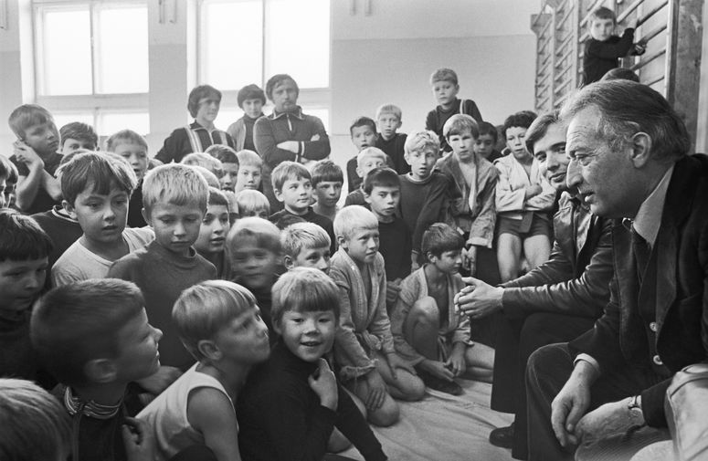 Итальянский писатель Джанни Родари во время встречи с детьми из спортивной секции во Дворце пионеров в Ярославле, 1979 год