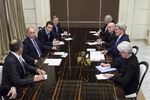 Министр иностранных дел РФ Сергей Лавров, президент России Владимир Путин (слева направо), помощник президента РФ Юрий Ушаков (четвертый слева) и госсекретарь США Джон Керри (справа) во время встречи в резиденции «Бочаров ручей»