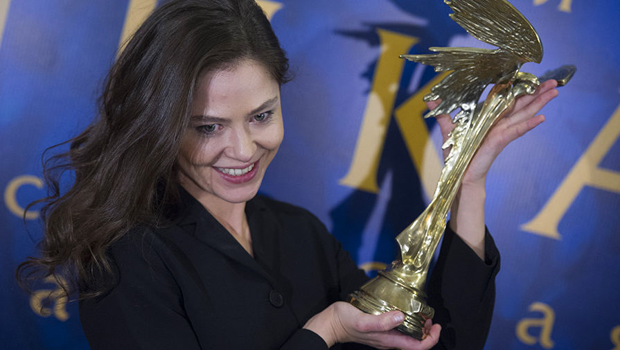 Актриса Елена Лядова, получившая приз в номинации «Лучшая женская роль» на XXVII церемонии вручения Национальной кинематографической премии «Ника» в Московском государственном академическом театре оперетты
