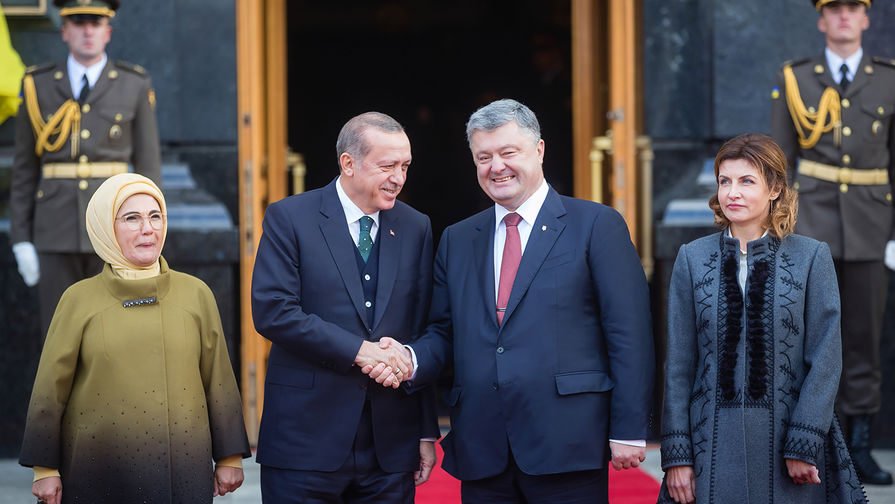 Президент Украины Петр Порошенко с супругой Мариной и президент Турции Реджеп Тайип Эрдоган с супругой Эмине во время встречи в Киеве, 7 октября 2017 года