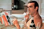 <b>Бондиана (1962-1983)</b>
<br><br>
Так оно и вышло: бондиана сделала Коннери суперзвездой, а Коннери в ответ сделал бондиану суперфраншизой, продержавшейся более 60 лет — и не собирающейся закрываться до сих пор. Артист сыграл спецагента в семи фильмах (включая один «неофициальный» — «Никогда не говори «никогда») и по-прежнему считается одним из лучших воплощений персонажа Флеминга. Хотя сам впоследствии неоднократно признавался, что вместе с огромной славой роль принесла ему немалые проблемы, — Коннери бесило, что аудитория видит в нем исключительно Бонда: «Всегда ненавидел этого проклятого спецагента. Я бы хотел его убить».
<b>На фото:</b> Шон Коннери в роли Джеймса Бонда в фильме «Бриллианты навсегда» (1971)
