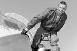 Нил Армстронг выходит из кабины самолета Ames Bell X-14