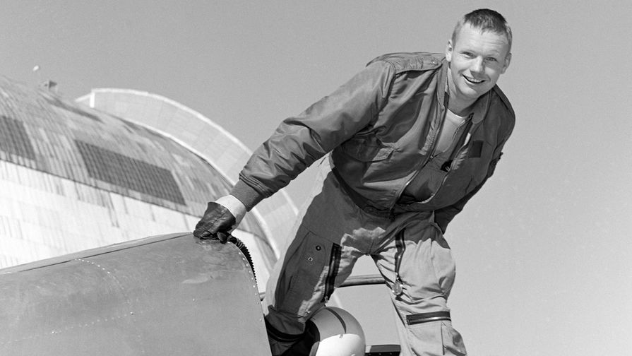 Нил Армстронг выходит из кабины самолета Ames Bell X-14