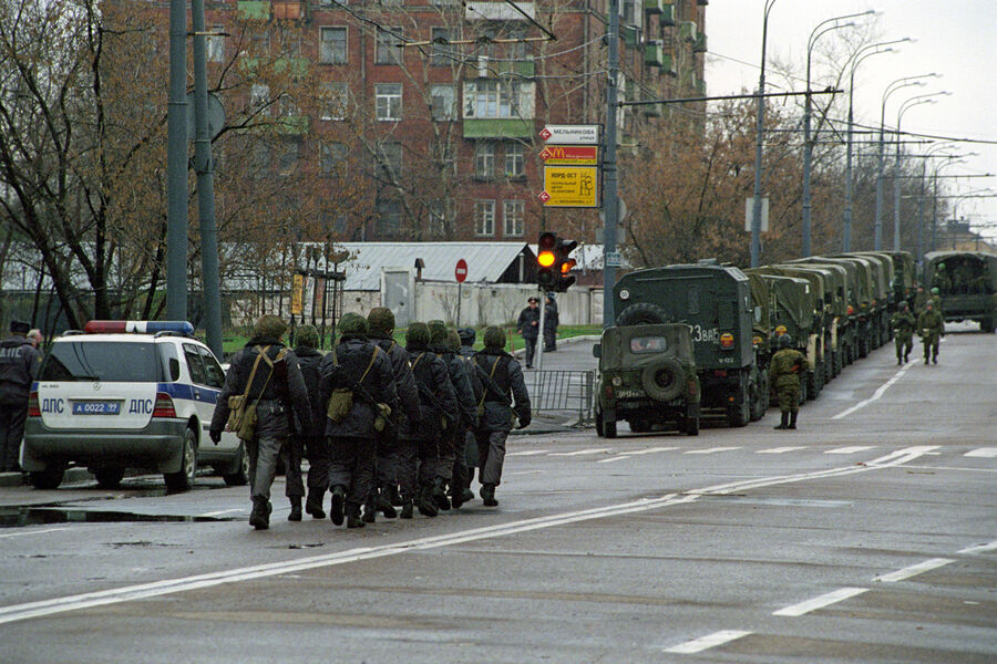 Военнослужащие около&nbsp;Театрального центра на&nbsp;Дубровке в&nbsp;Москве, 26&nbsp;октября 2002&nbsp;года