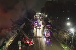 Сотрудники МЧС России работают на месте пожара в кафе «Полигон» на Никитской улице в Костроме, 5 ноября 2022 года