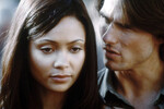 Тэндиве Ньютон и Том Круз в фильме «Миссия: невыполнима 2» (2000)