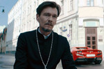 <b>Кадр из сериала «Приход» (2022)</b>
<br>
После премьеры на фестивале «Пилот» в 2022 году (там Янковский заслуженно взял приз за лучшую мужскую роль) он так и не получил «зеленого света» на производство целого сезона. Есть подозрение, что в обозримом будущем так и останется, но мы, что называется, не теряем веры.
