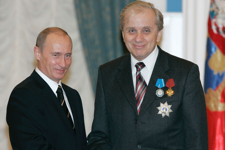 Президент РФ Владимир Путин награждает орденом &laquo;За заслуги перед&nbsp;Отечеством&raquo; IV степени актера &laquo;Государственного академического театра имени Моссовета&raquo; Евгения Стеблова, 2006&nbsp;год