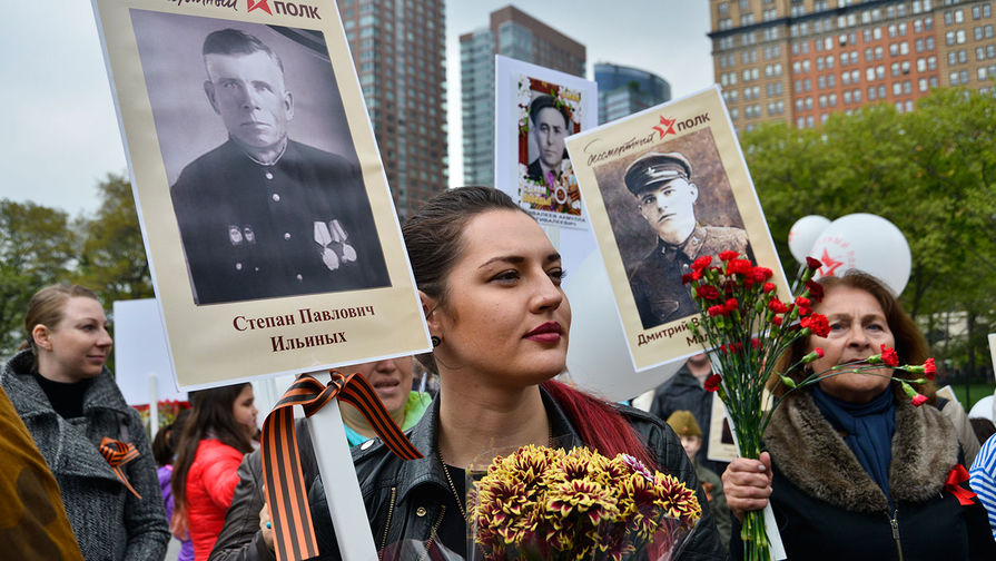 Участники акции &laquo;Бессмертный полк&raquo; в&nbsp;Нью-Йорке