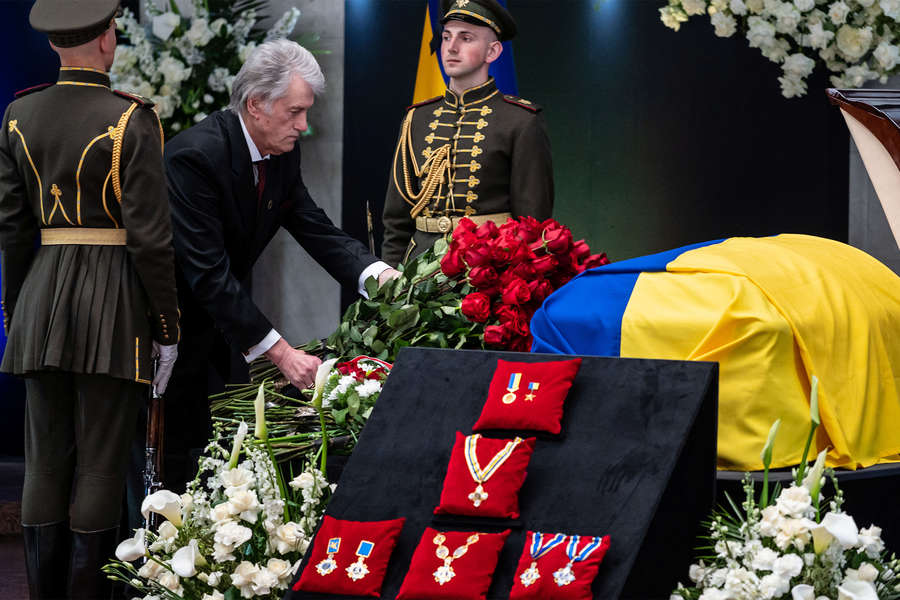 Бывший президент Украины Виктор Ющенко на&nbsp;прощании с&nbsp;первым президентом Украины Леонидом Кравчуком в&nbsp;Киеве, 17&nbsp;мая 2022&nbsp;года