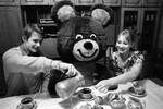Александр Дитятин со своей женой Леной у себя дома, 1980 год