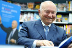 2012 год. Бывший мэр Москвы Юрий Лужков на презентации своей новой книги «И так жить нельзя!..»