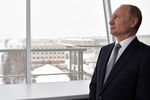 Владимир Путин наблюдает за демонстрационным полетом нового сверхзвукового стратегического бомбардировщика-ракетоносца «Ту-160М» «Петр Дейнекин» во время посещения Казанского авиационного завода имени С. П. Горбунова, 25 января 2018 года
