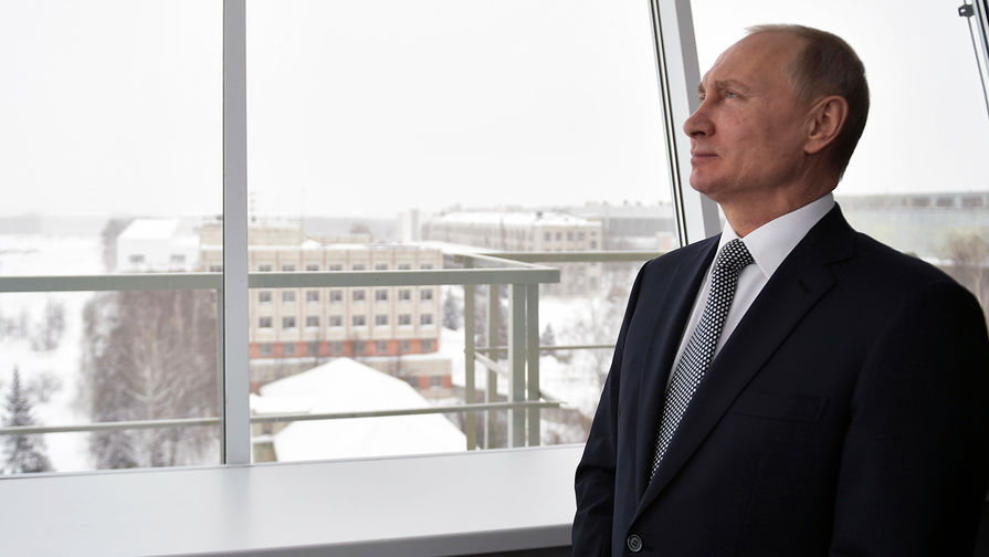 Владимир Путин наблюдает за демонстрационным полетом нового сверхзвукового стратегического бомбардировщика-ракетоносца «Ту-160М» «Петр Дейнекин» во время посещения Казанского авиационного завода имени С. П. Горбунова, 25 января 2018 года