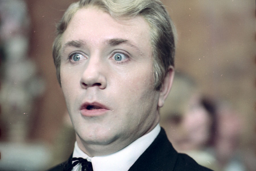 <b>Кадр из&nbsp;фильма &laquo;Не может быть&raquo;, реж. Леонид Гайдай, 1975&nbsp;год</b><br>
После роли матроса Камушкина в&nbsp;&laquo;Мичмане Панине&raquo; Леонид Куравлев стал получать приглашения от ведущих режиссеров того времени. Он снялся у&nbsp;Льва Кулиджанова в&nbsp;картине &laquo;Когда деревья были большими&raquo;, Евгения Карелова &ndash; в&nbsp;&laquo;Третьем тайме&raquo;, но главной удачей стала роль шофера Пашки Колокольникова в&nbsp;картине Василия Шукшина &laquo;Живет такой парень&raquo;. Эту роль называли началом настоящей кинематографической карьеры актера, да и сам он признавал: &laquo;Сделал меня Шукшин, который снял меня в&nbsp;фильме &laquo;Живет такой парень&raquo;. 