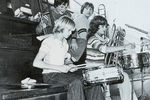 Курт Кобейн играет на барабанах в школе, 1981 год
