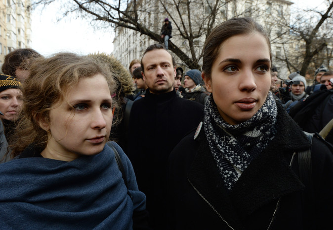 Участницы Pussy Riot Мария Алехина (слева) и Надежда Толоконникова (признана в РФ иностранным агентом) (справа) у&nbsp;здания Замоскворецкого суда Москвы