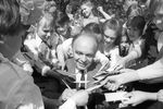 Владимир Шаинский раздает автографы на фестивале музыкального искусства детей и юношества в Сыктывкаре, 1987 год