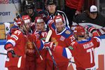 Хоккеисты сборной России празднуют заброшенную шайбу в ворота команды Канады в матче Кубка Первого канала