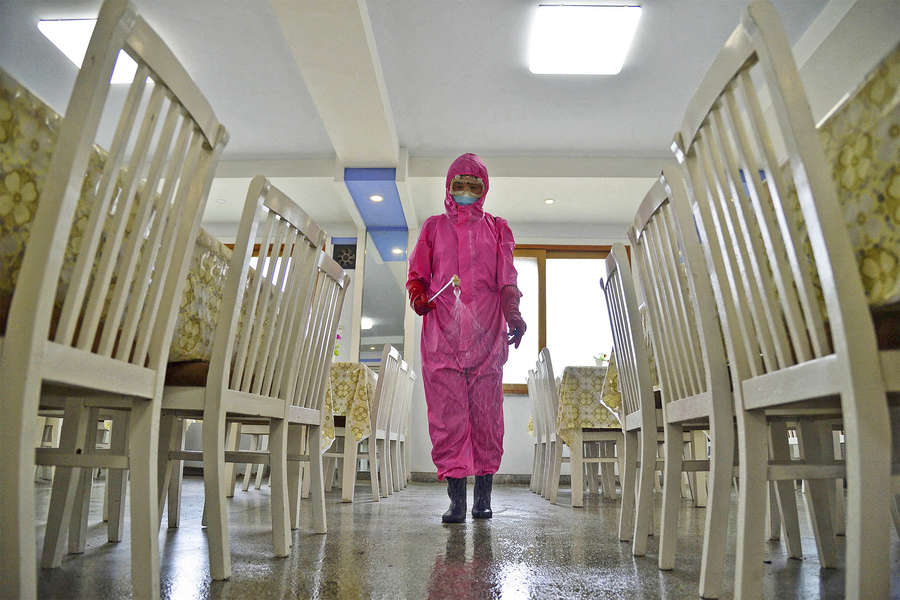 Санитарный работник во время дезинфекции помещения в&nbsp;Пхеньяне, 16&nbsp;мая 2022&nbsp;года 