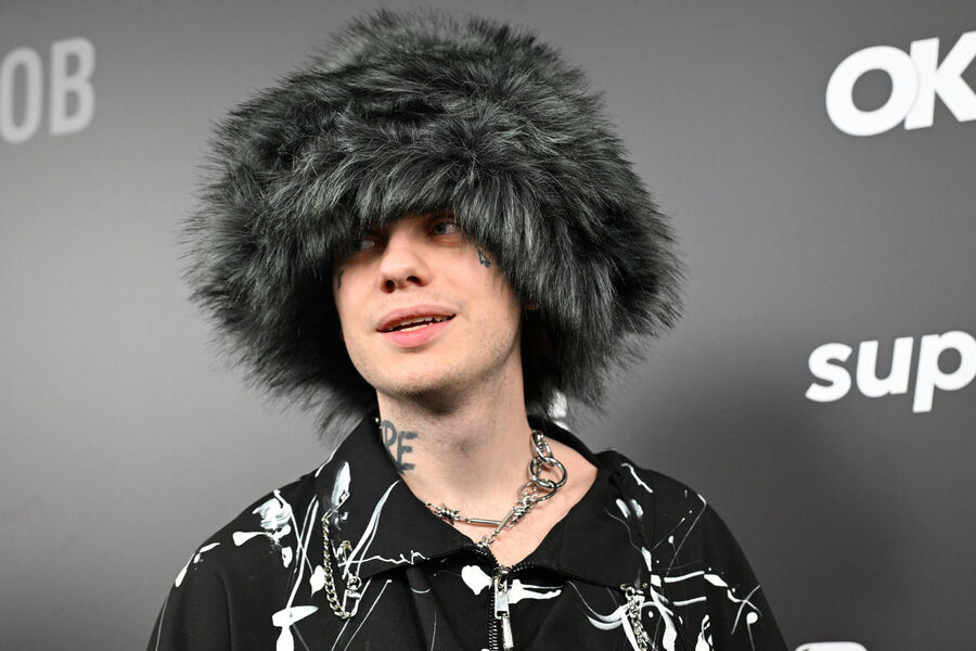 Музыкант Lida (Николай Ромадов) на музыкальной премии «Жара Media Awards 2025» в концертном зале «Live Арена» в Московской области, 30 октября 2025 года