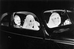 Люди в костюмах на вечеринке в честь Хэллоуина, 1938 год