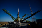 Установка ракеты-носителя «Союз-ФГ» с транспортным пилотируемым кораблем «Союз МС-02» в пусковую установку на стартовой площадке космодрома Байконур