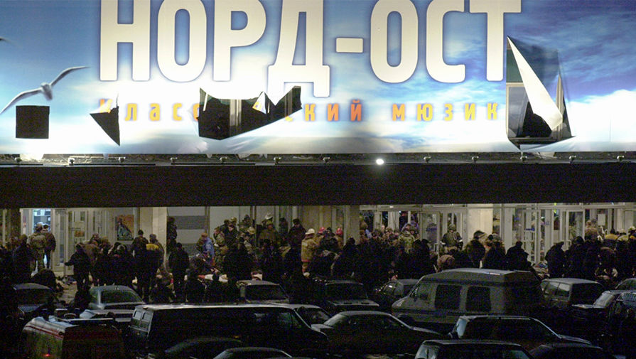 У&nbsp;Театрального центра на&nbsp;Дубровке, 26 октября 2002 года
