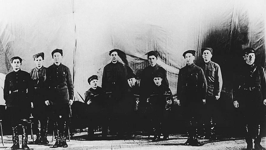 Ансамбль красноармейской песни Центрального дома Красной Армии имени М.В. Фрунзе. 12&nbsp;октября 1928&nbsp;года состоялось первое выступление ансамбля в&nbsp;Центральном доме Красной Армии, которое принято считать днем рождения военного творческого коллектива