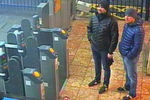 Обвиняемые в отравлении Сергея и Юлии Скрипалей Александр Петров и Руслан Боширов. Скриншот с камеры наблюдения на станции Солсбери, опубликованный полицией Лондона