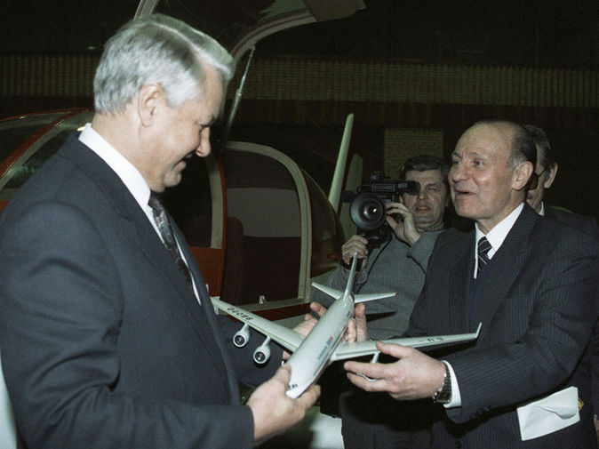 1992 год. Генеральный директор конструкторского бюро им. А.Н. Туполева Генрих Васильевич Новожилов (справа) приветствует Президента России Бориса Ельцина (слева)