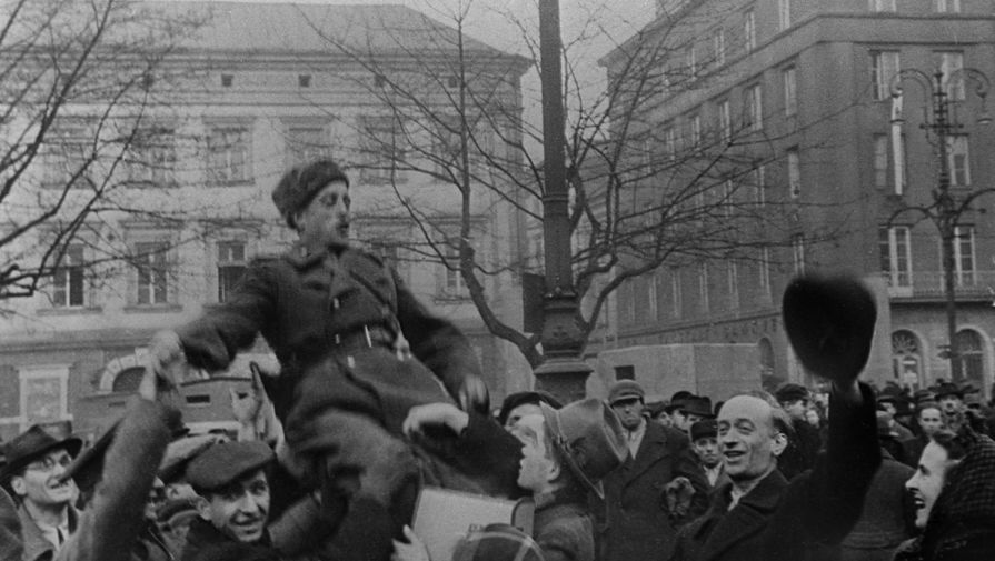 Жители освобожденного Кракова приветствуют советских солдат, январь 1945 года