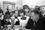 Итальянский писатель Джанни Родари во время раздачи автографов в Ярославле, 1979 год