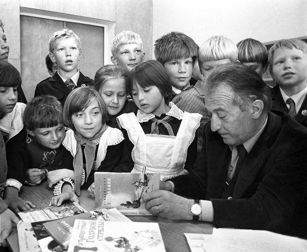 Итальянский писатель Джанни Родари во время раздачи автографов в Ярославле, 1979 год