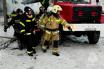 Спасатели на месте взрыва газа в пятиэтажном жилом доме на улице Линейная в Новосибирске, 9 февраля 2023 год