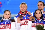 Юлия Липницкая, Евгений Плющенко, Ксения Столбова и Федор Климов вместе выиграли для сборной России золото в командном фигурном катании, 2014 год
