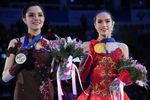 Призеры соревнований в женском одиночном катании на чемпионате Европы по фигурному катанию в Москве на церемонии награждения (слева направо): Евгения Медведева (Россия) - второе место и Алина Загитова (Россия) - первое место.
