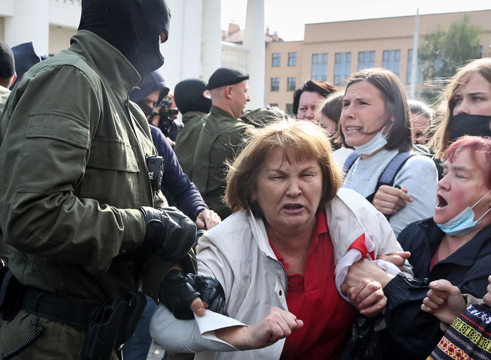 ОМОН задерживает участницу &laquo;Женского марша&raquo; на&nbsp;площади Свободы в&nbsp;Минске, 12 сентября 2020 года