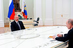 Президент Азербайджана Ильхам Алиев и президент России Владимир Путин во время трехсторонних переговоров по поводу ситуации в Нагорном Карабахе, 11 января 2021 года