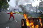 Протестующий в костюме Джокера во время акции протеста против введенных реформ правительством Хавьера Милея, Буэнос-Айрес, Аргентина, 12 марта 2025 года