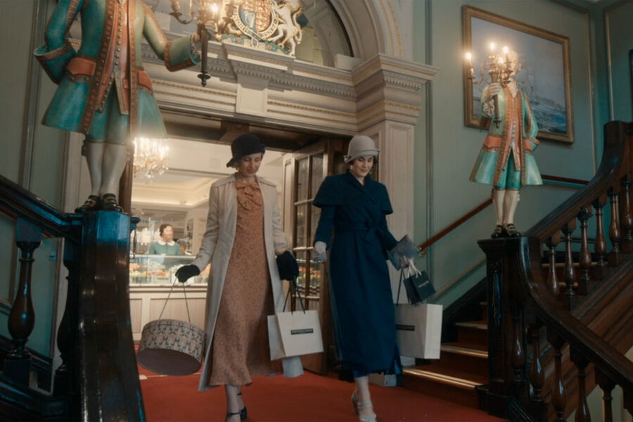 <b>«Аббатство Даунтон 3» (Downton Abbey: The Grand Finale), реж. Джулиан Феллоуз</b>
<br><br>
<b>Где и когда смотреть:</b> в&nbsp;мировом прокате &mdash; с&nbsp;12 сентября
<br><br>
Заключительный фильм кинотрилогии сиквелов хитового сериала о&nbsp;британской аристократии «Аббатство Даунтон». Действие картины разворачивается в&nbsp;1930-е годы &mdash; обитателям Даунтона и в&nbsp;это десятилетие придется переживать невзгоды, сохраняя лицо. Картина стала первой частью саги, снятой без&nbsp;участия актрисы Мэгги Смит, которая попрощалась с&nbsp;ролью графини Вайолет Кроули в&nbsp;предыдущей ленте «Аббатство Даунтон: Новая эра». В&nbsp;2024 году легендарная артистка скончалась в&nbsp;возрасте 89&nbsp;лет.
